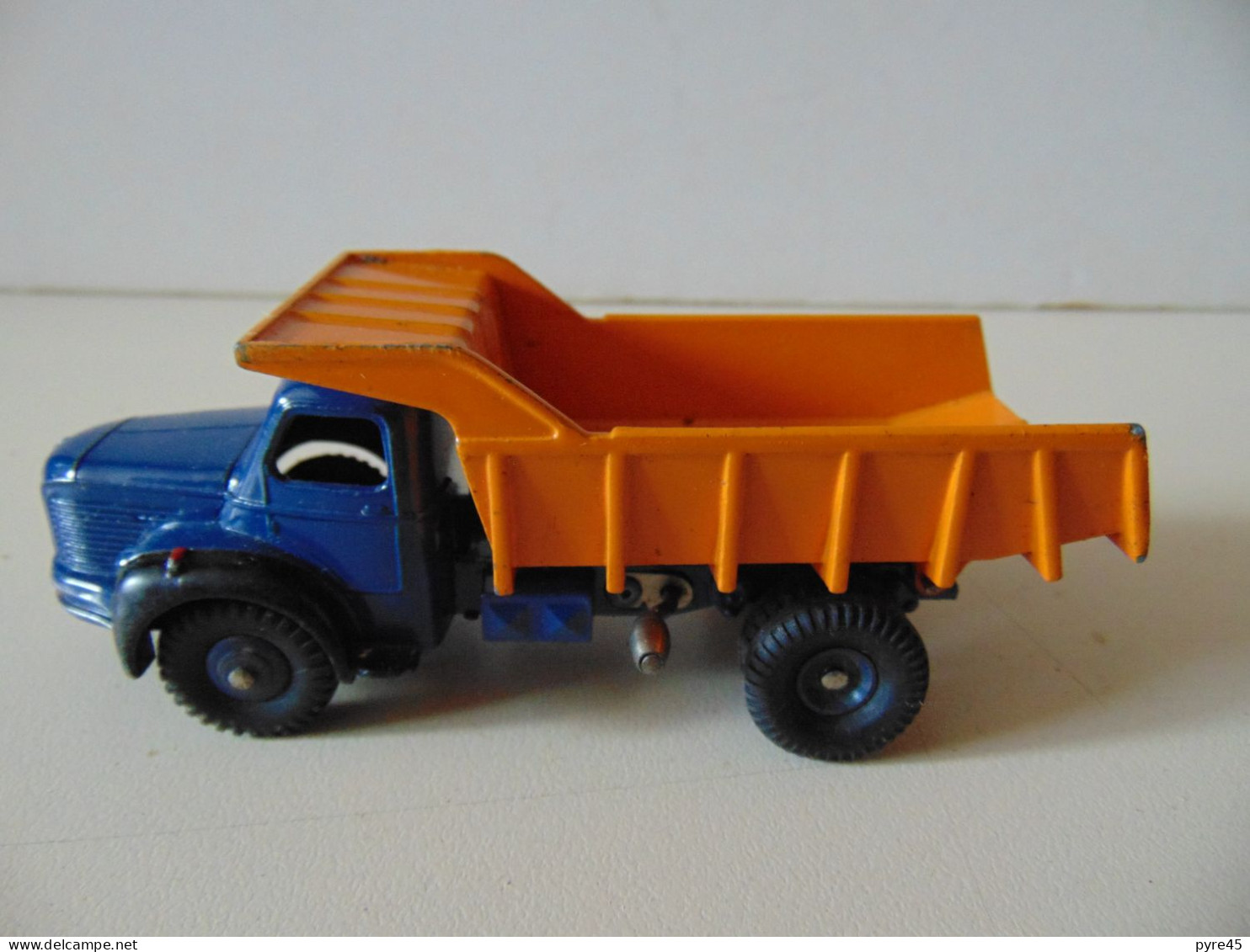 Camion " Berliet Benne Carrières " Dinky Toys, Meccano, Avec Sa Boite - Antikspielzeug