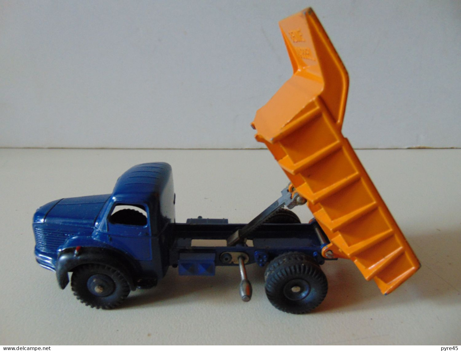 Camion " Berliet Benne Carrières " Dinky Toys, Meccano, Avec Sa Boite - Jugetes Antiguos