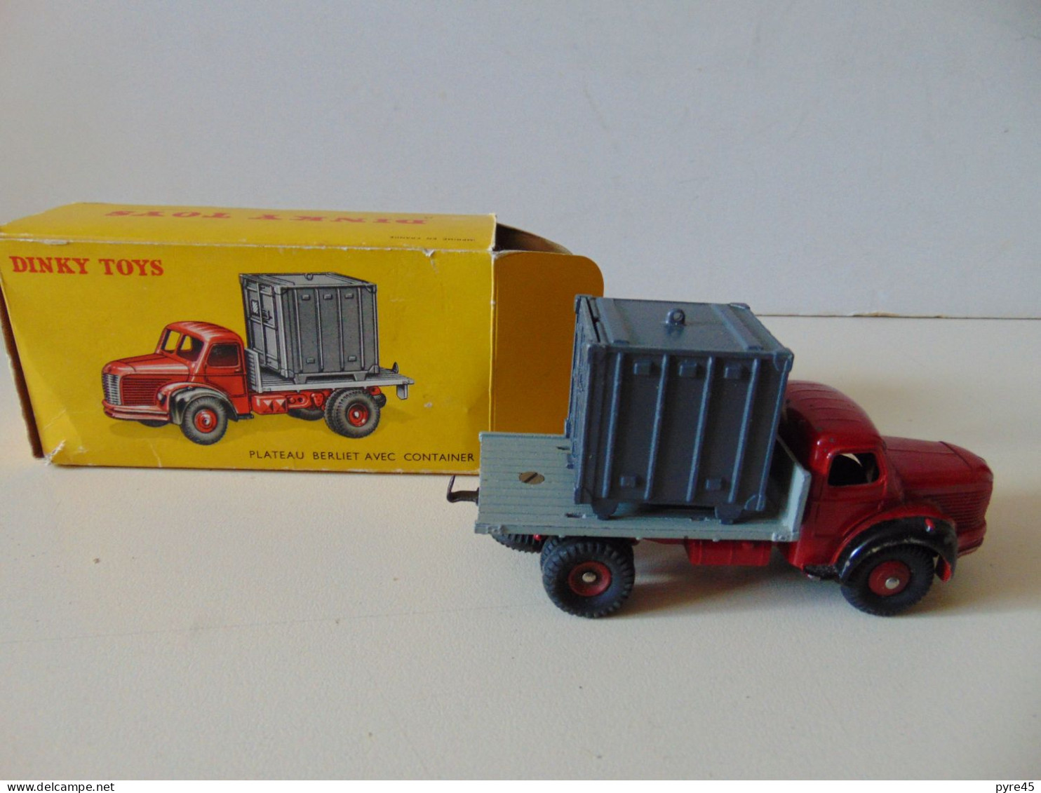 Camion Plateau " Berliet Avec Container " Dinky Toys, Meccano, Avec Sa Boite - Jouets Anciens