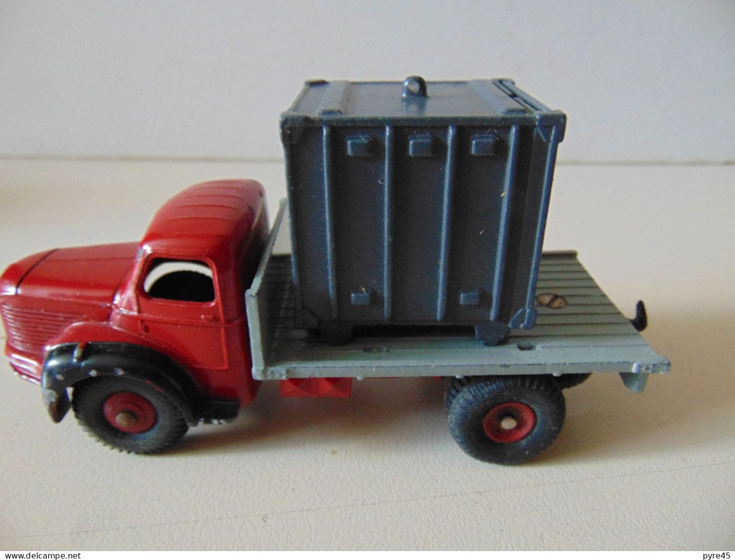 Camion Plateau " Berliet Avec Container " Dinky Toys, Meccano, Avec Sa Boite - Jugetes Antiguos