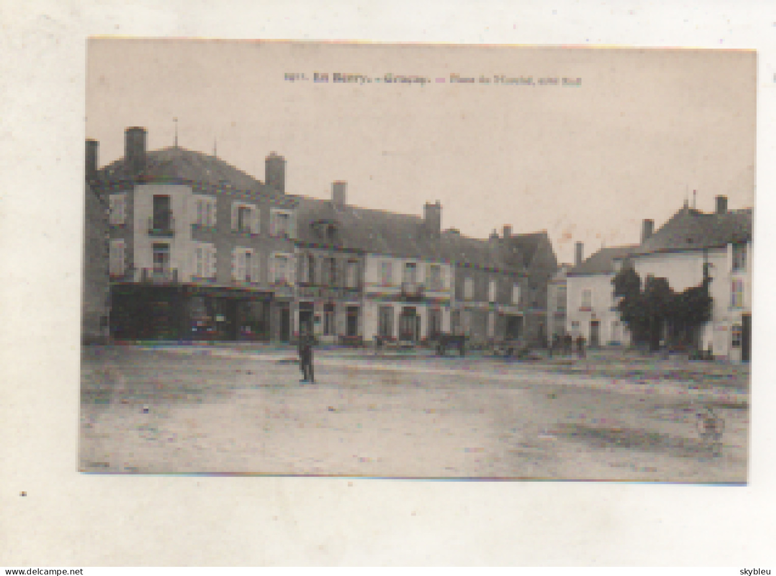 18. CPA - GRACAY - Place Du Marché, Coté Sud -  Café Batailler - Hotel Du Bon Laboureur - épicerie - - Graçay