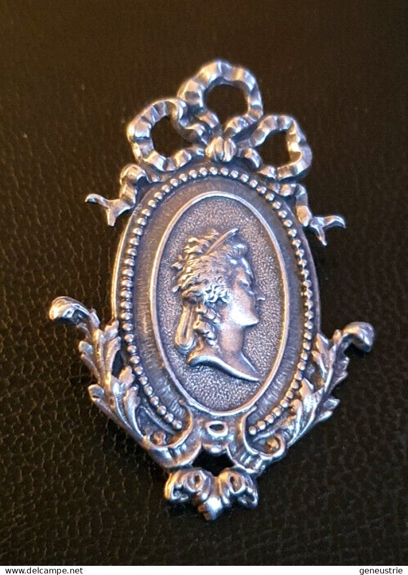 Broche Royaliste (fixation Type Pin's) "Reine Marie-Antoinette" - Spille