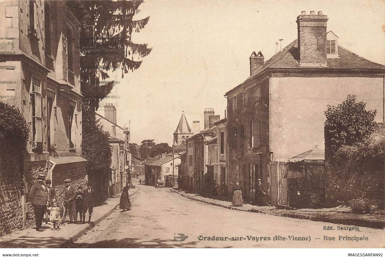 87 ORADOUR SUR VAYRES AE#DC933 LA RUE PRINCIPALE DU BOURG AU FOND L EGLISE - Oradour Sur Vayres