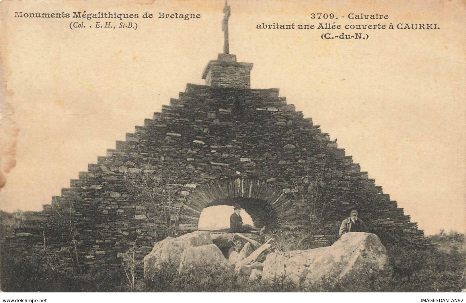 22 CAUREL AG#MK201 MONUMENTS MEGALITHIQUES DE BRETAGNE CALVAIRE ABRITANT UNE ALLEE COUVERTE A CAUREL - Caurel