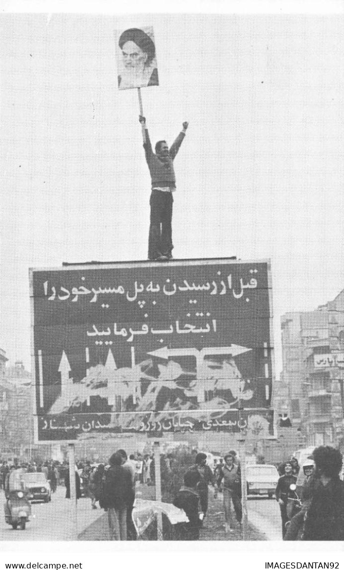 IRAN AF#DC884 1 ER ANNIVERSAIRE DE LA REVOLUTION ISLAMIQUE D IRAN HOMME TENANT UN PORTRAIT DE KHOMEINY - Iran