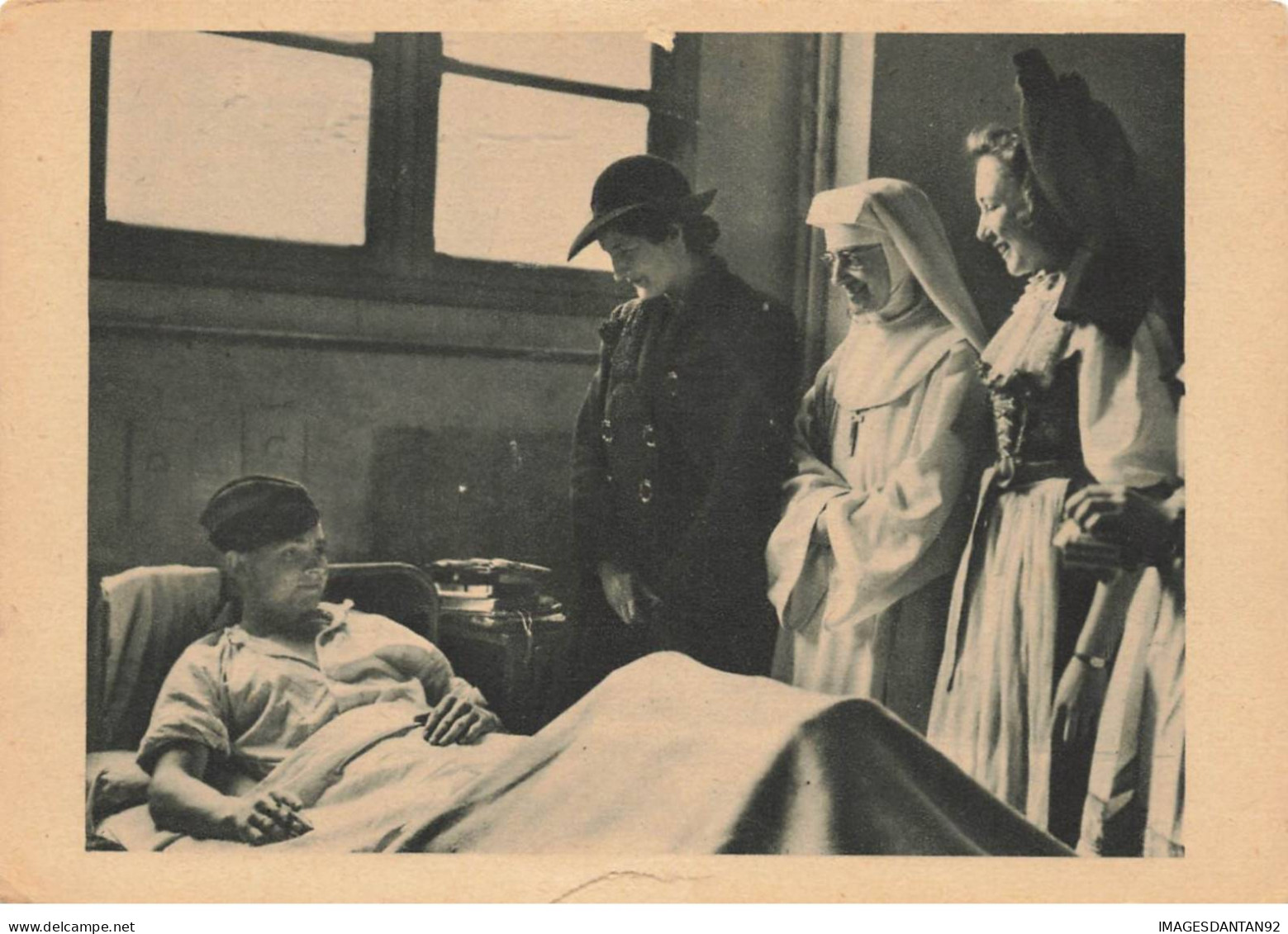 MILITARIA AL#AL00428 MILITAIRE A L HOPITAL AVEC BONNE SOEUR ET D AUTRES FEMMES A SON CHEVET 1945 - Guerre 1939-45