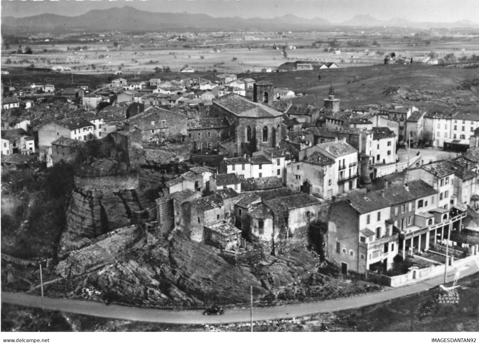 83 ROQUEBRUNE SUR ARGENS AK#DC809 VUE AERIENNE DE LA VILLE LE CENTRE ET SON EGLISE ET LE PRESBYTERE - Roquebrune-sur-Argens