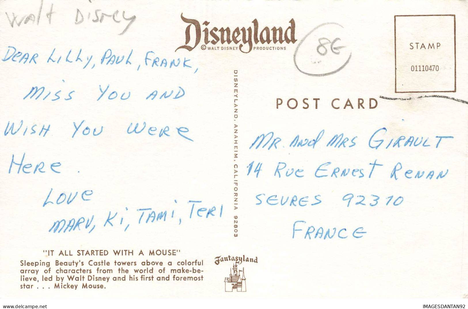 WALT DISNEY AL#AL00599  WALT DISNEY POSANT AVEC MICKEY DEVANT LE CHATEAU DE LA BELLE AU BOIS DORMANT - Disneyland