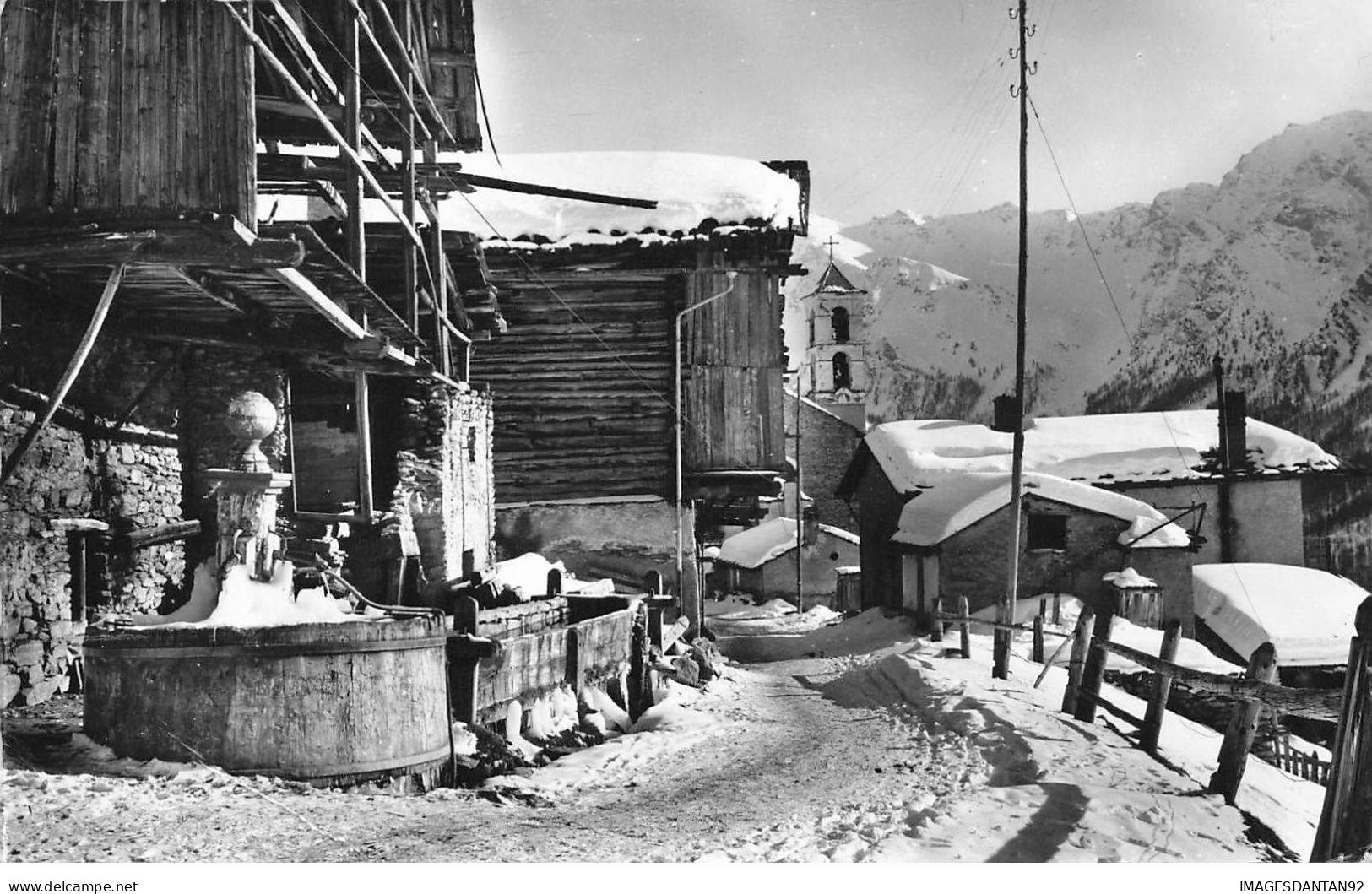 05 ST VERAN AL#AL00723  UN COIN DU VILLAGE ET VUE SUR LA MONTAGNE DES AVERS - Autres & Non Classés