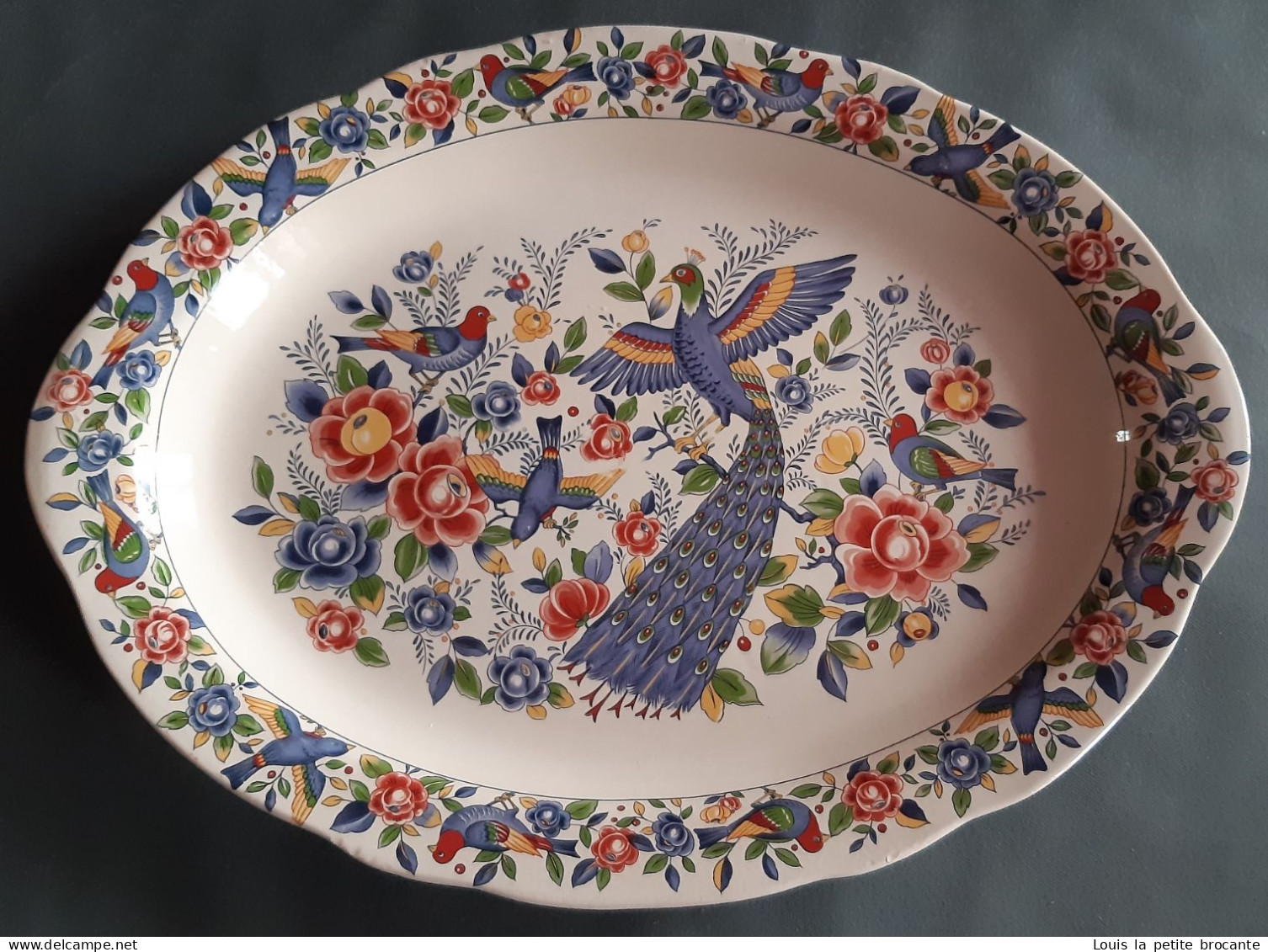 Grand Plat Ovale En Faïence, Richement Décoré Avec Paon, Oiseaux Et Fleurs. Très Bon état. Dimensions 48cm X 35cm. - Portate