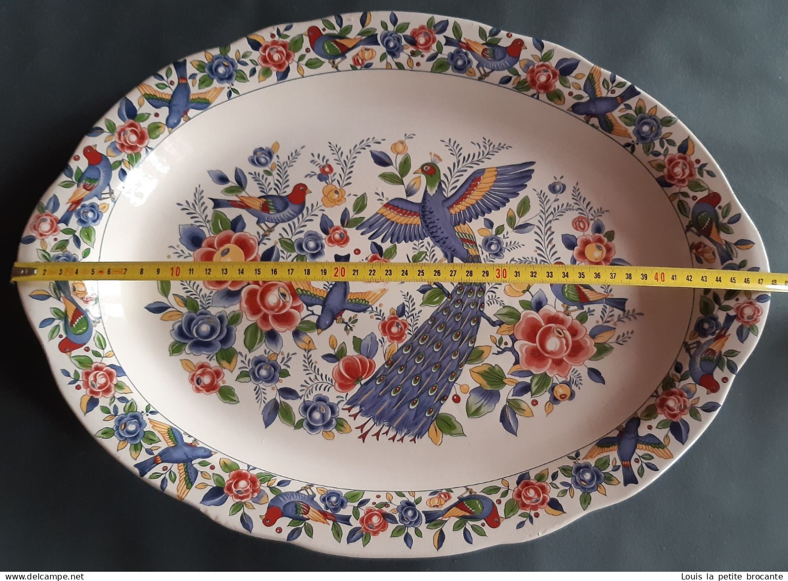 Grand Plat Ovale En Faïence, Richement Décoré Avec Paon, Oiseaux Et Fleurs. Très Bon état. Dimensions 48cm X 35cm. - Plato