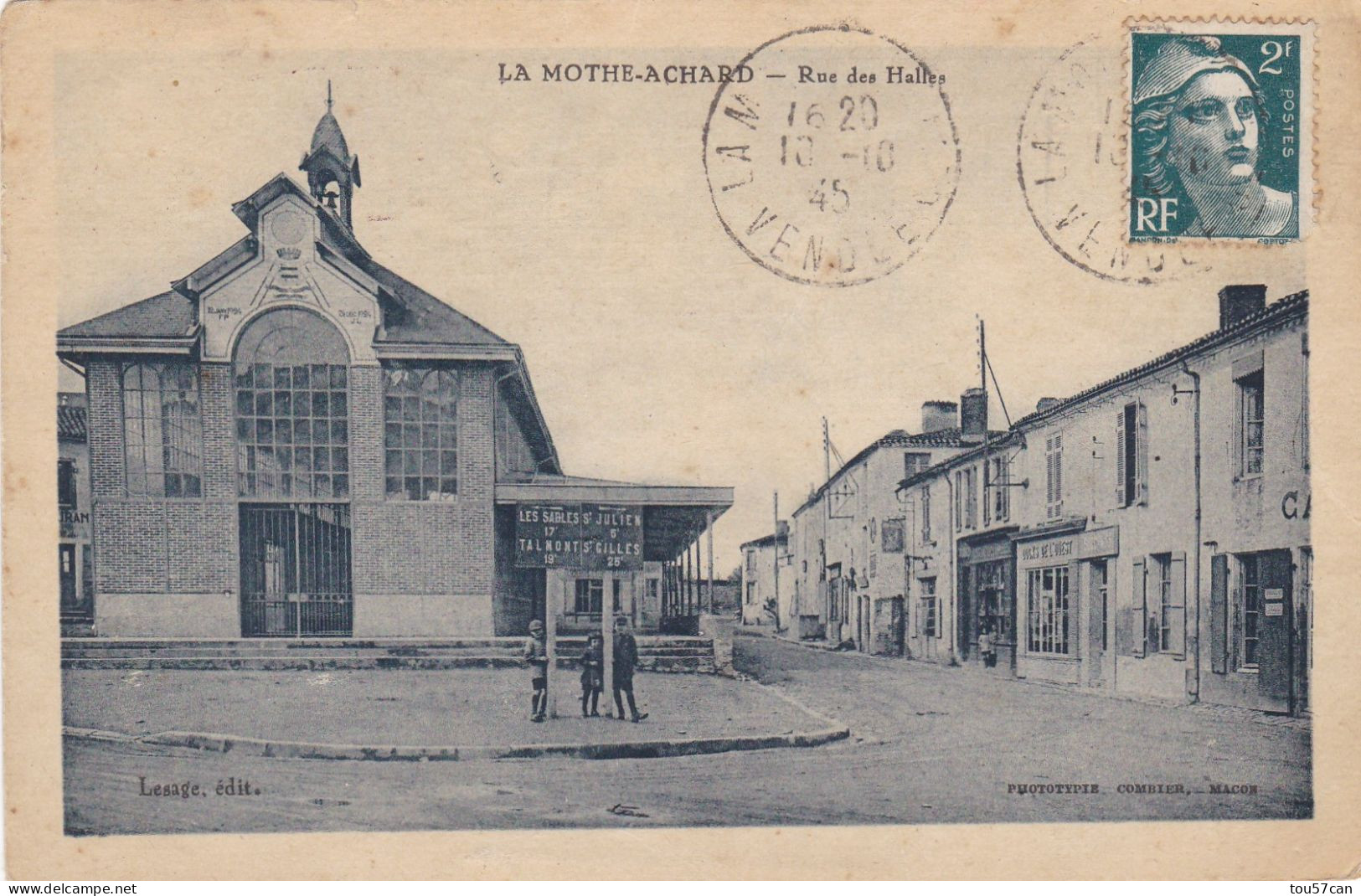 LA  MOTHE  ACHARD  -  VENDEE -  (85)  -  PEU  COURANTE  CPA ANIMEE  DE  1945  -  RUE  DES  HALLES. - La Mothe Achard