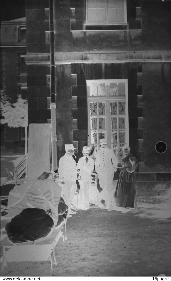 LOT DE DEUX GRANDES PLAQUES DE VERRE. MILITAIRES, CÉRÉMONIE DEVANT PROPRIÉTÉ. TAMBOUR - Glass Slides