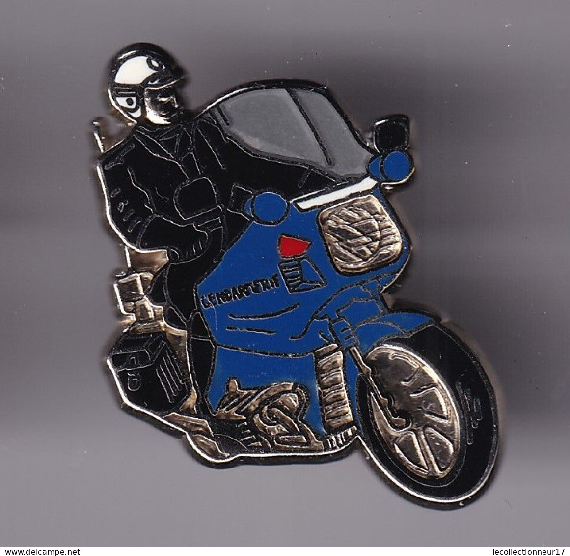 Pin's Gendarmerie Gendarme à Moto Réf 8383 - Militair & Leger