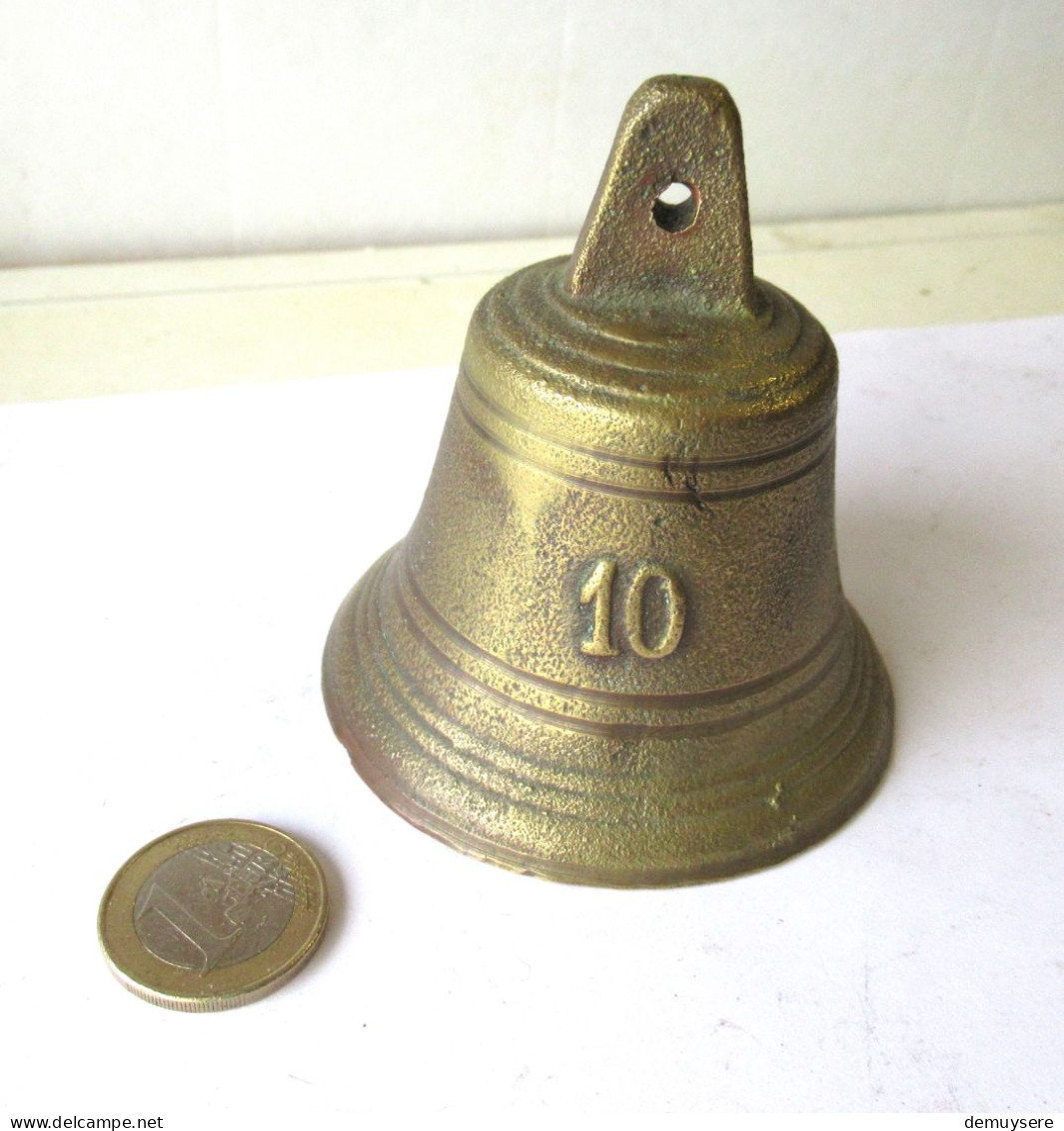 LADE 73 - Oude Klok  - Cloche  Ancienne - Bells