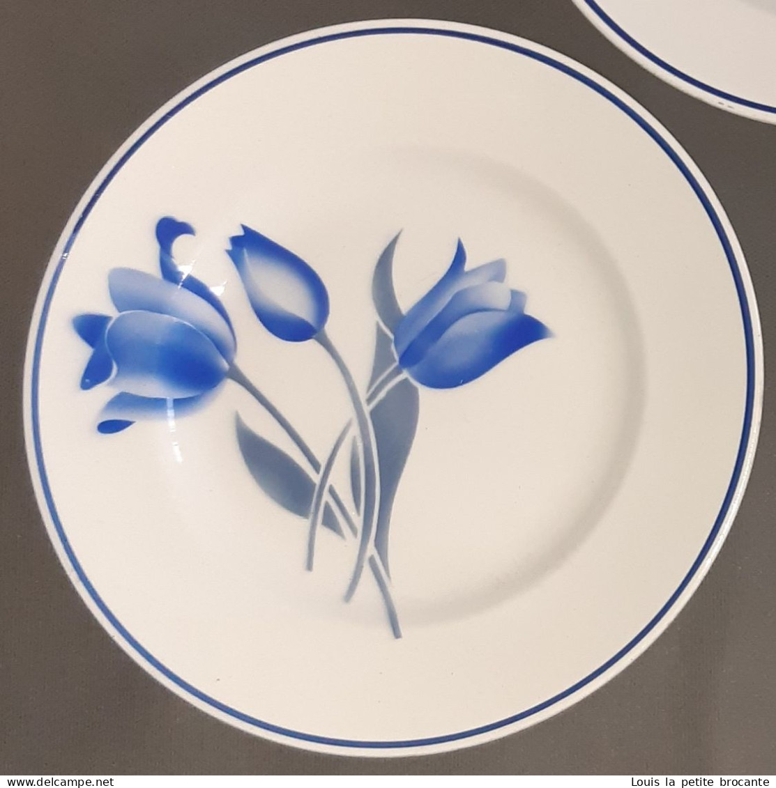 3 Assiettes Plates St AMAND ORCHIES, Modèle SIMONE Tulipes Bleues. Très Bon état. Diamètre 23cm - Piatti