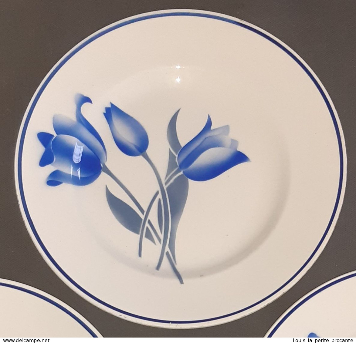 3 Assiettes Plates St AMAND ORCHIES, Modèle SIMONE Tulipes Bleues. Très Bon état. Diamètre 23cm - Platos
