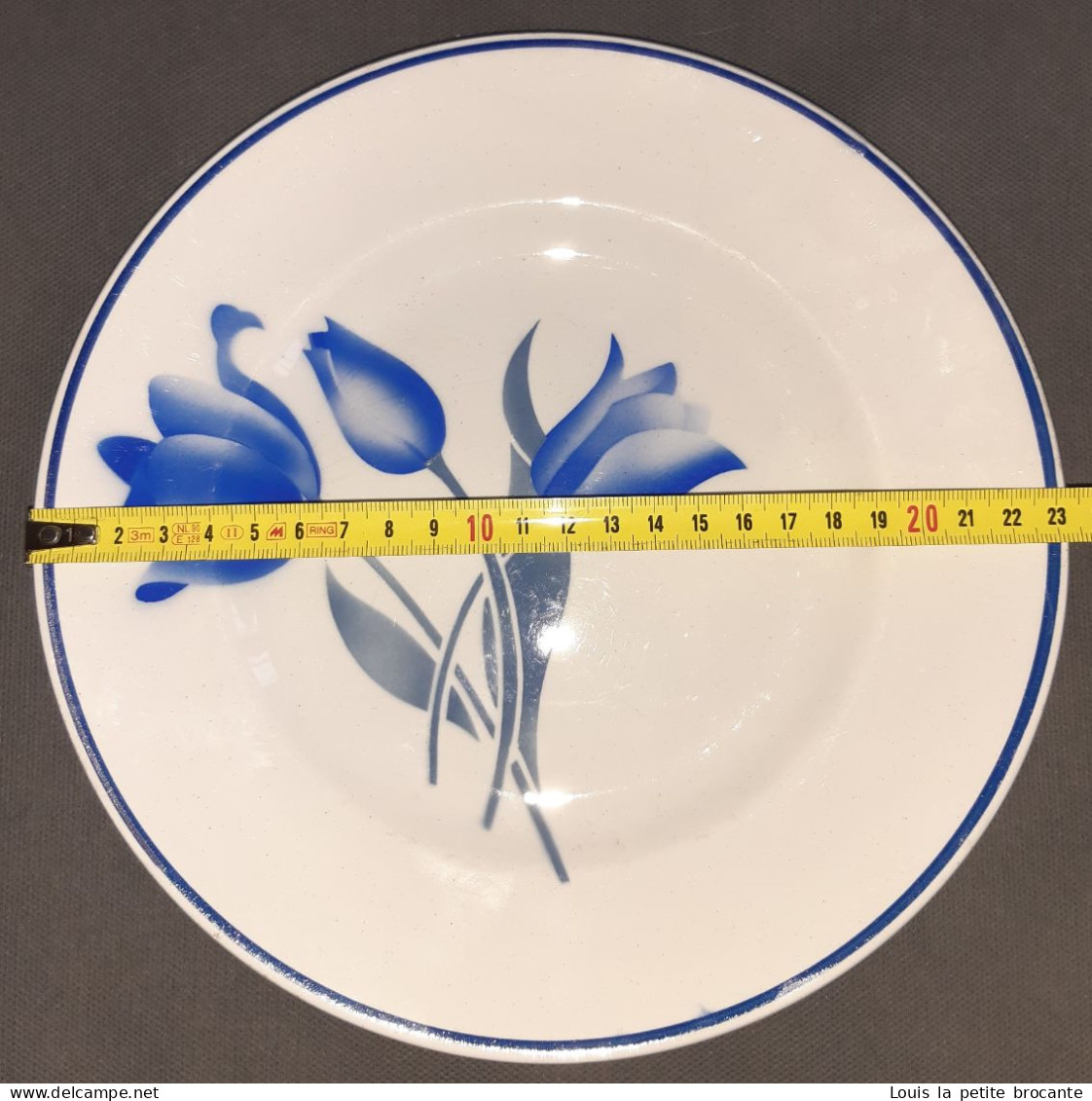 3 assiettes plates St AMAND ORCHIES, modèle SIMONE tulipes bleues. Très bon état. Diamètre 23cm