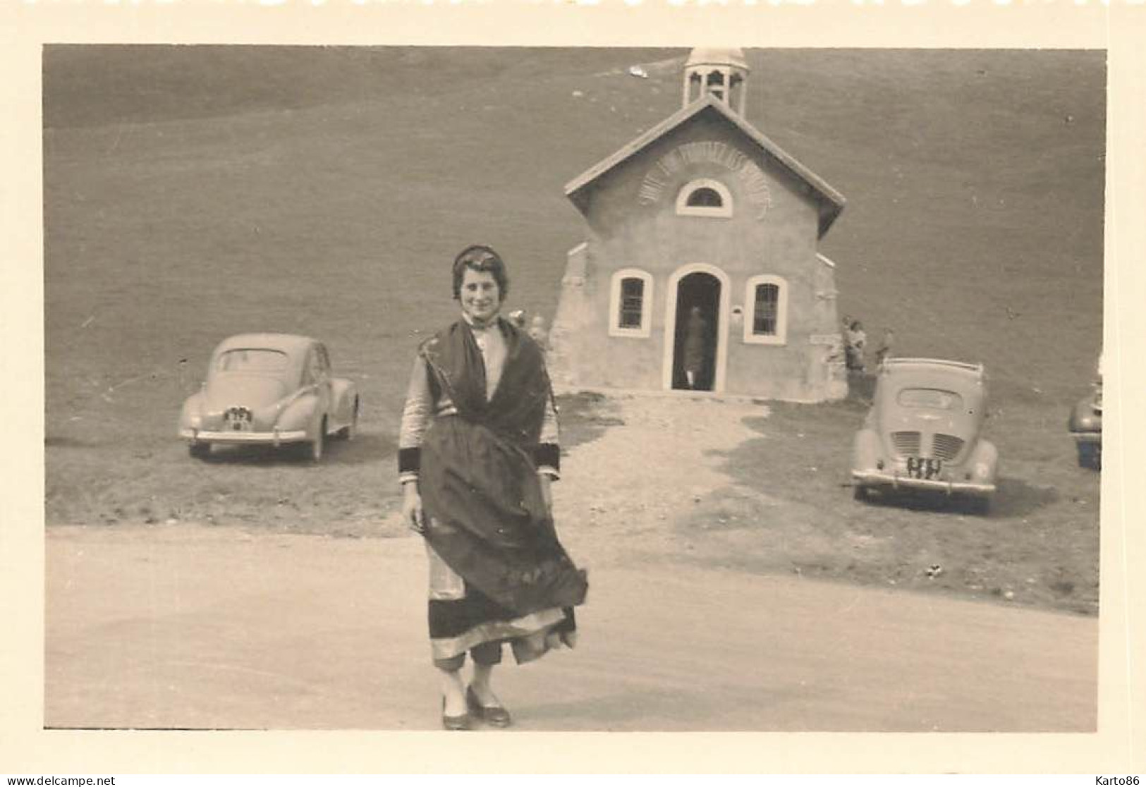 Col Des Aravis , La Clusaz * église Chapelle Automobiles * Photo Ancienne 9x6cm - La Clusaz
