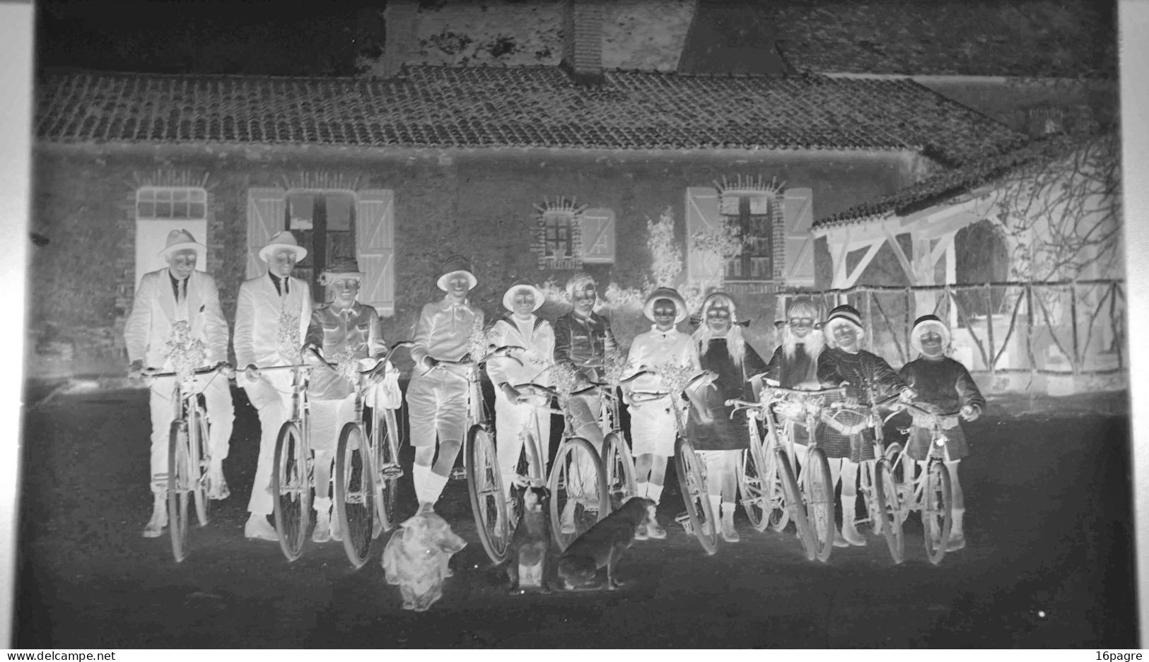 LOT DE TROIS GRANDES PLAQUES DE VERRE. GROUPE DE JEUNES CYCLISTES. MACHECOUL.CHIENS, LOIRE-ATLANTIQUE. 1950 - Glasdias