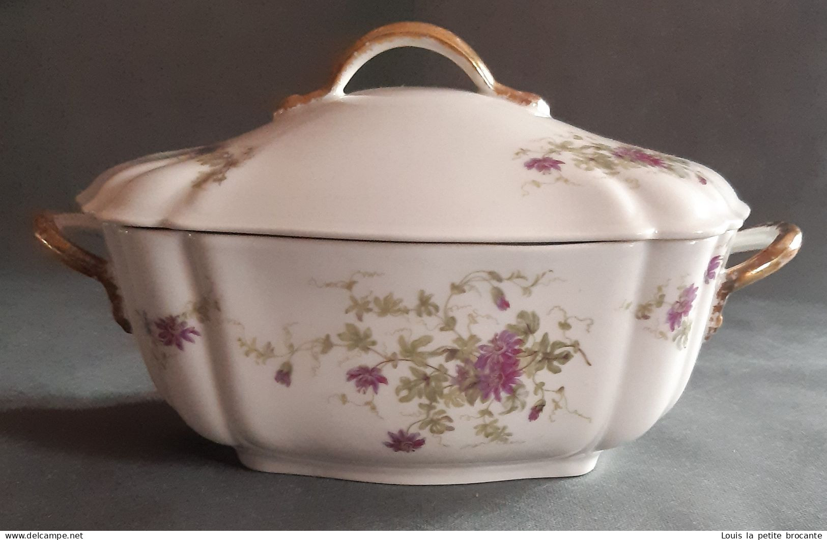 Soupière Ou Légumier En Porcelaine Fine De VIERZON, A.HACHE Et COMPAGNIE, Rectangulaire. Blanche Et Passiflore Violette. - Soupières