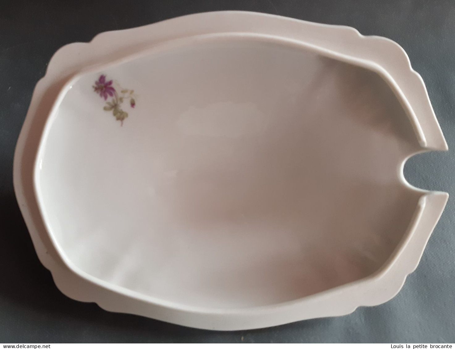 Soupière ou légumier en porcelaine fine de VIERZON, A.HACHE et COMPAGNIE, rectangulaire. Blanche et passiflore violette.