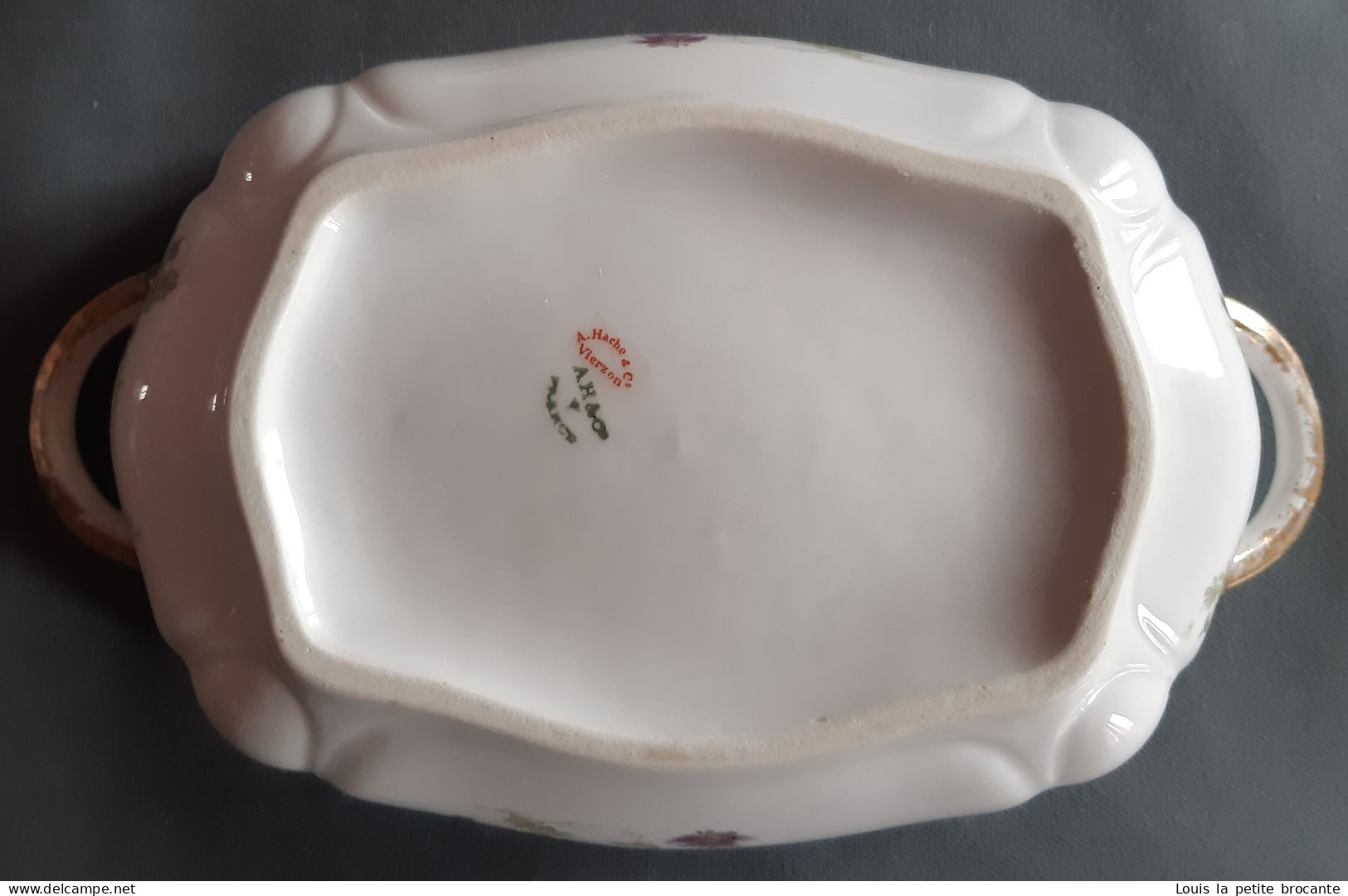 Soupière ou légumier en porcelaine fine de VIERZON, A.HACHE et COMPAGNIE, rectangulaire. Blanche et passiflore violette.