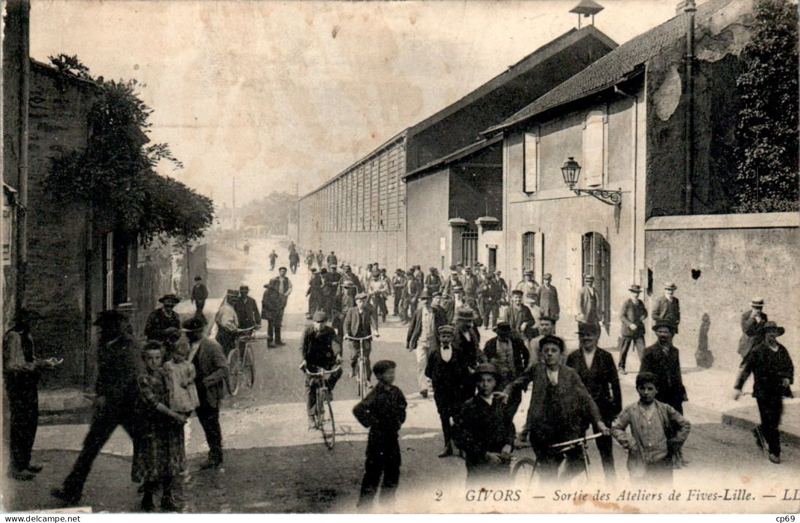 Givors Usine Factory Fabbrica Sortie Des Ateliers De Fives-Lille Rhône 69700 Dos Vert Cpa Ecrite Au Dos En B.Etat - Givors