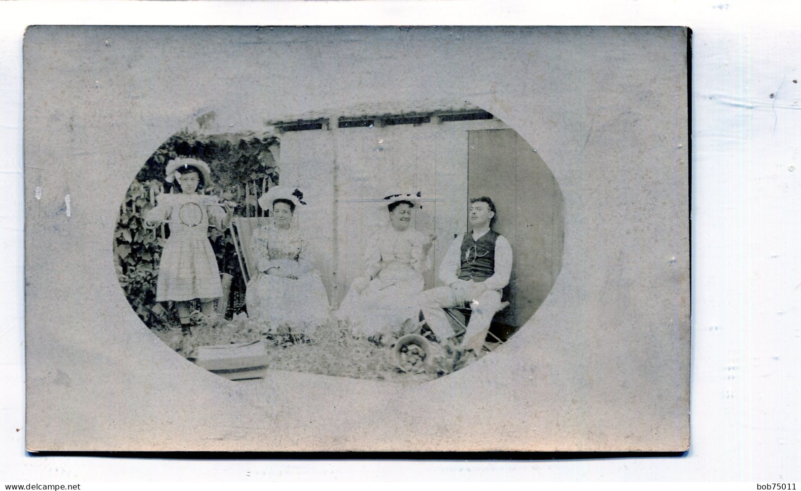 Carte Photo D'une Famille élégante Assis Dans Leurs Jardin Vers 1910 - Anonyme Personen