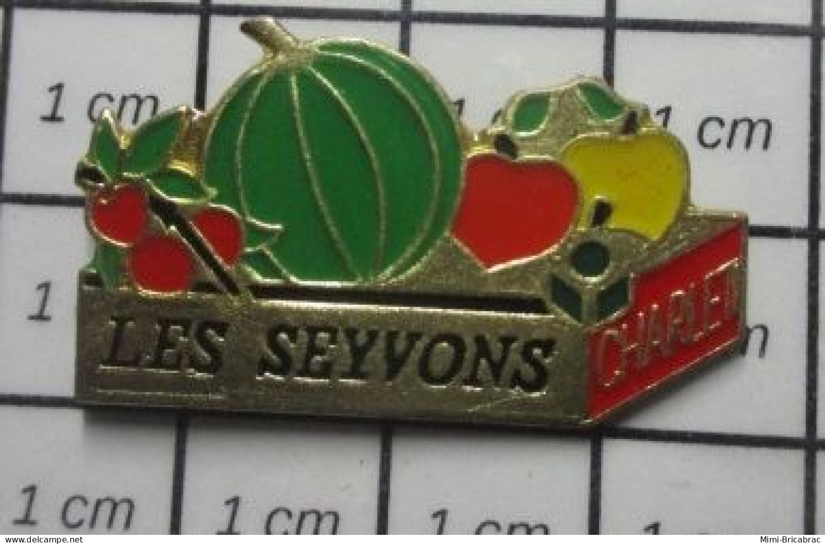713B Pin's Pins / Beau Et Rare / ALIMENTATION / CAGETTE DE FRUITS POMME TOMATE MELON CHARLET LES SEYVONS - Food