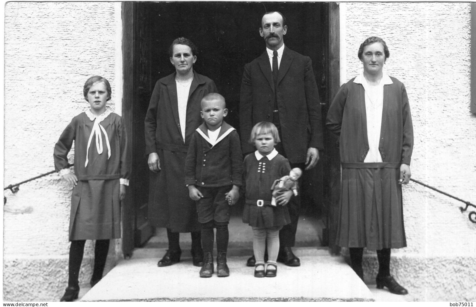Carte Photo D'une Famille élégante Posant Devant L'entré De Leurs Maison Vers 1920 - Anonymous Persons