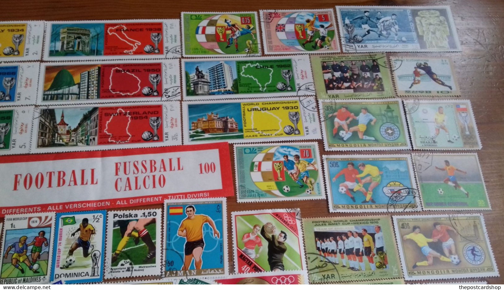 100 DIFFERENT FOOTBALL SOCCER STAMPS ALL ARE ALMOST FROM 50 YEARS AGO PELE BOBBY MOORE ETC - Gebruikt