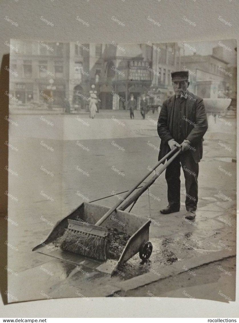 US Or UK Photo To Be Identified. Street Sweeper Cleaning The Streets, With A Pipe. - America