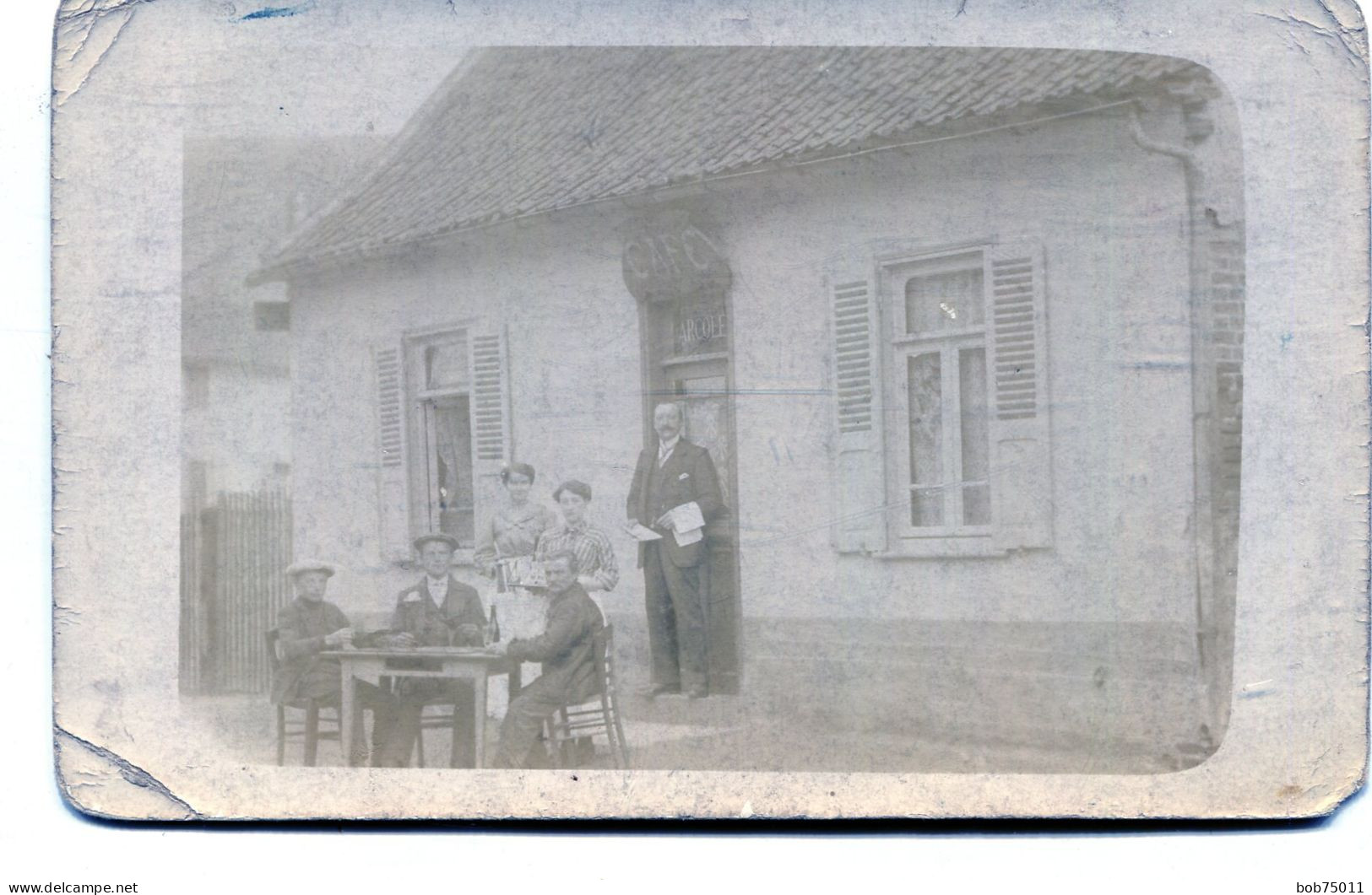 Carte Photo D'une Famille élégante Devant Le Café D'un Village En 1914 - Anonymous Persons