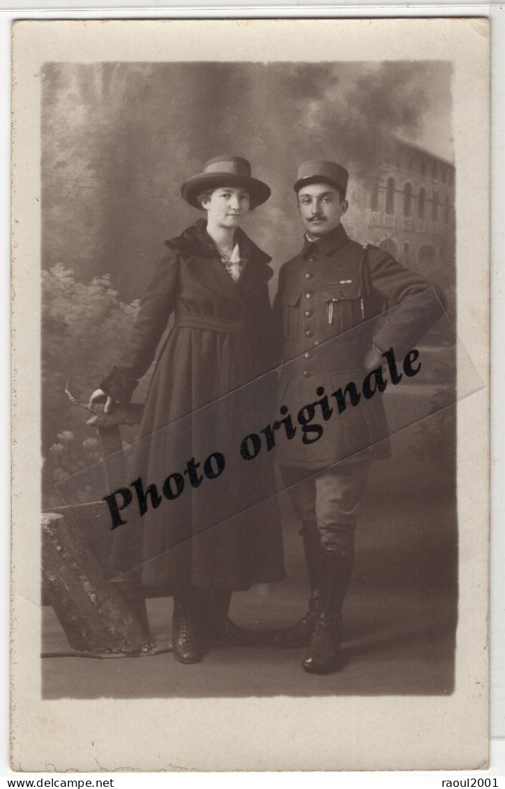 Carte Photo Originale 1919 Militaire Soldat Poilu Armée Guerre 1914 1918 Femme élégante - Photographe MORESTIN Roanne 42 - War 1914-18