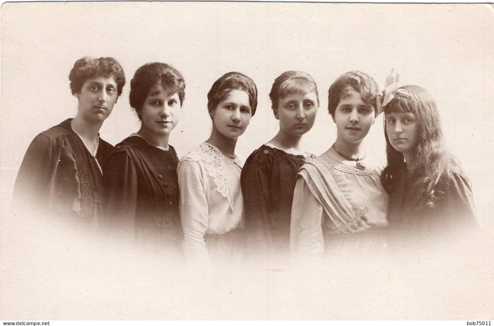 Carte Photo De Femmes Et Jeune Fille élégante Posant Dans Un Studio Photo Vers 1920 - Anonyme Personen