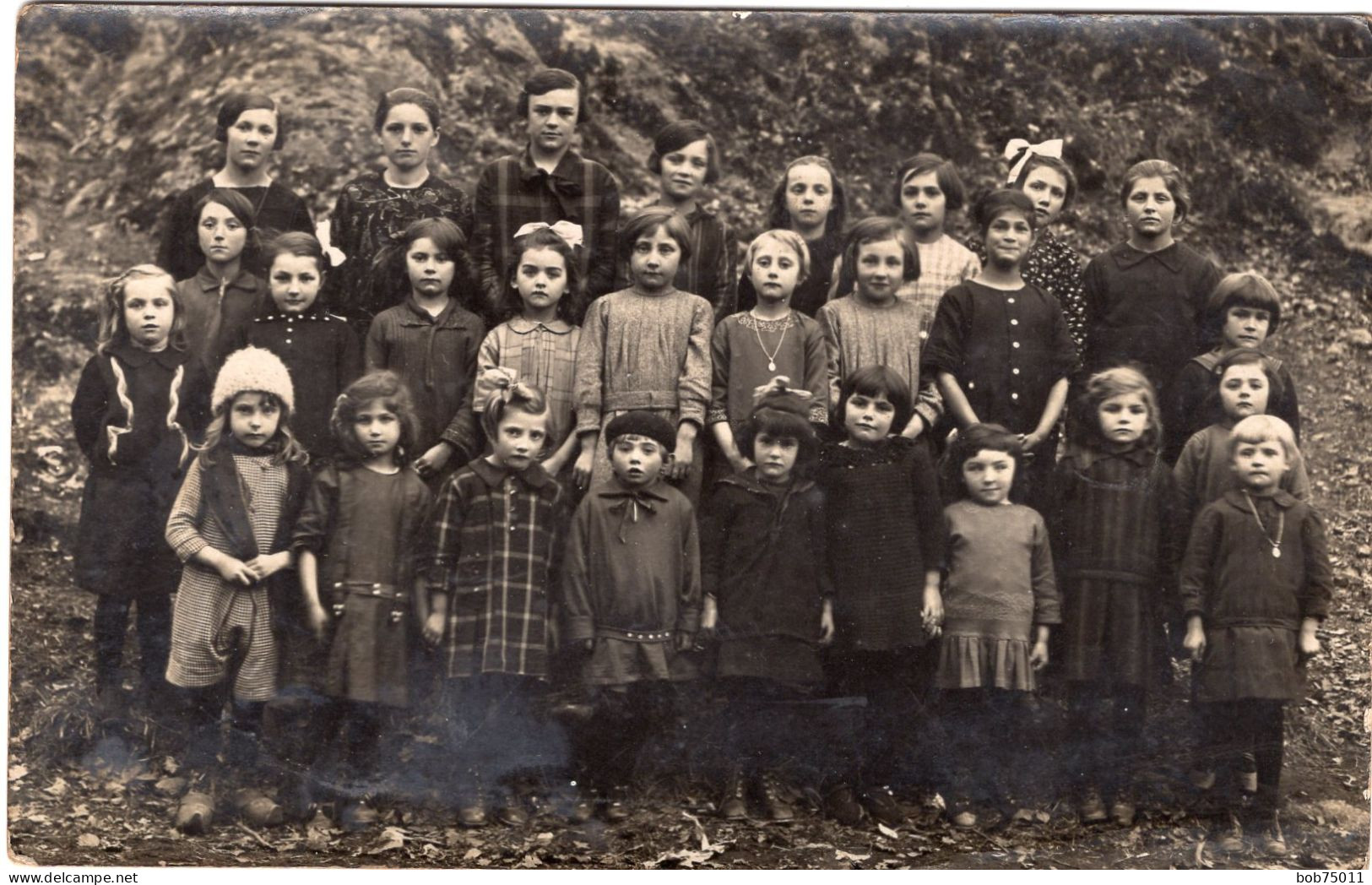 Carte Photo D'une Classe De Jeune Et Petite Fille Posant A La Campagne Vers 1930 - Anonymous Persons