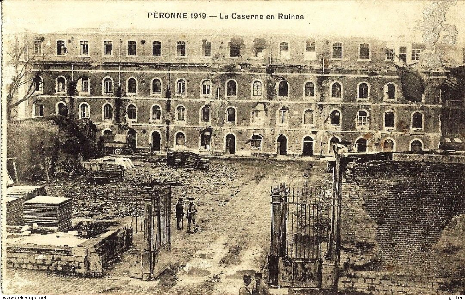 *Lot De 2 CPA - 80 - PERONNE - La Caserne En 1914 - La Caserne En Ruine 1919 - Très Animée - Peronne