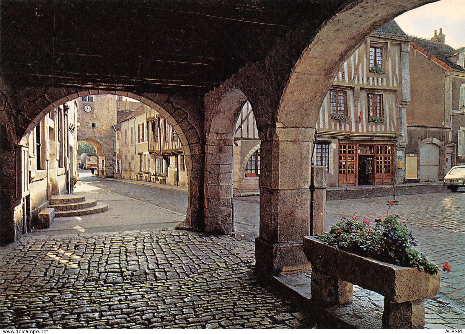 NOYERS SUR SEREIN  Place De L'Hôtel De Ville    8 (scan Recto Verso)MG2869 - Noyers Sur Serein