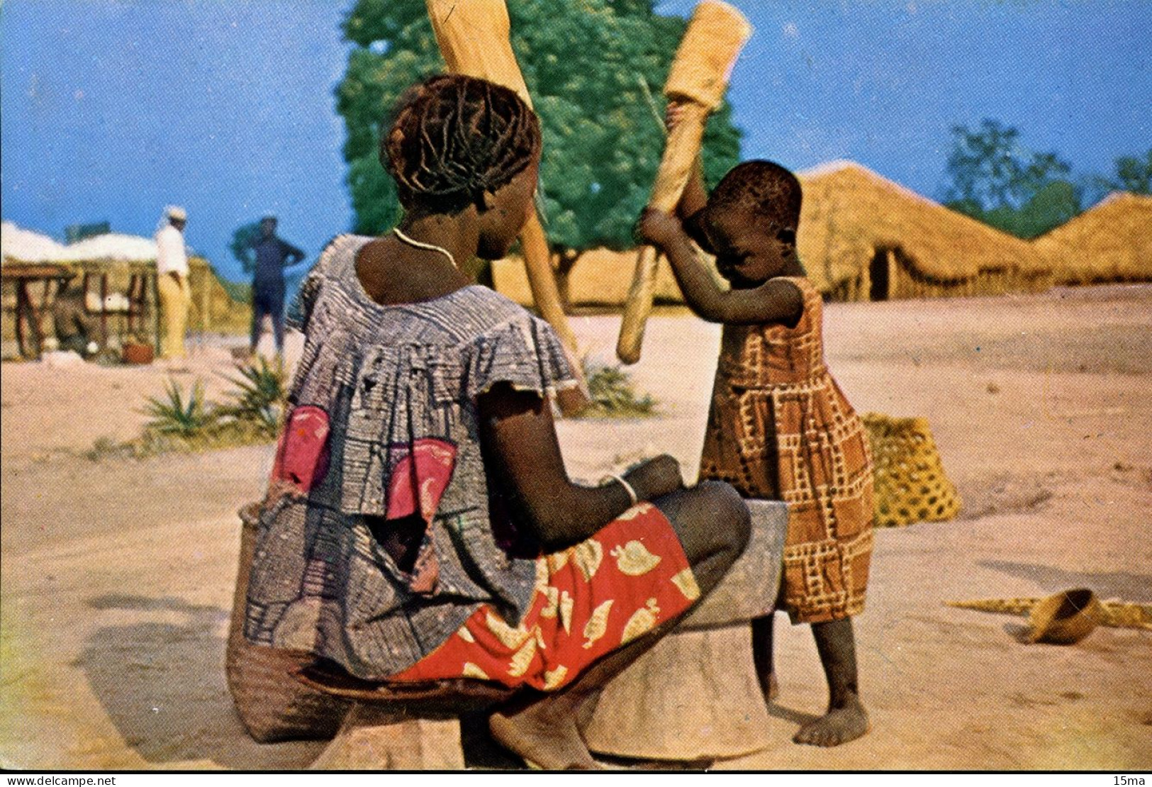 CAMEROUN Une Mère Et Son Enfant Préparent Le Repas JAC - Kamerun