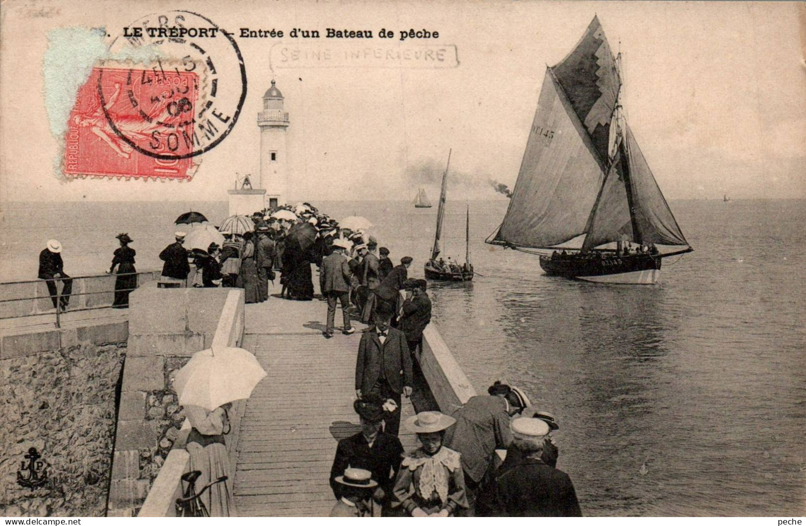 N°1879 W -cpa Le Tréport -entrée D'un Bateau De Pêche- - Le Treport