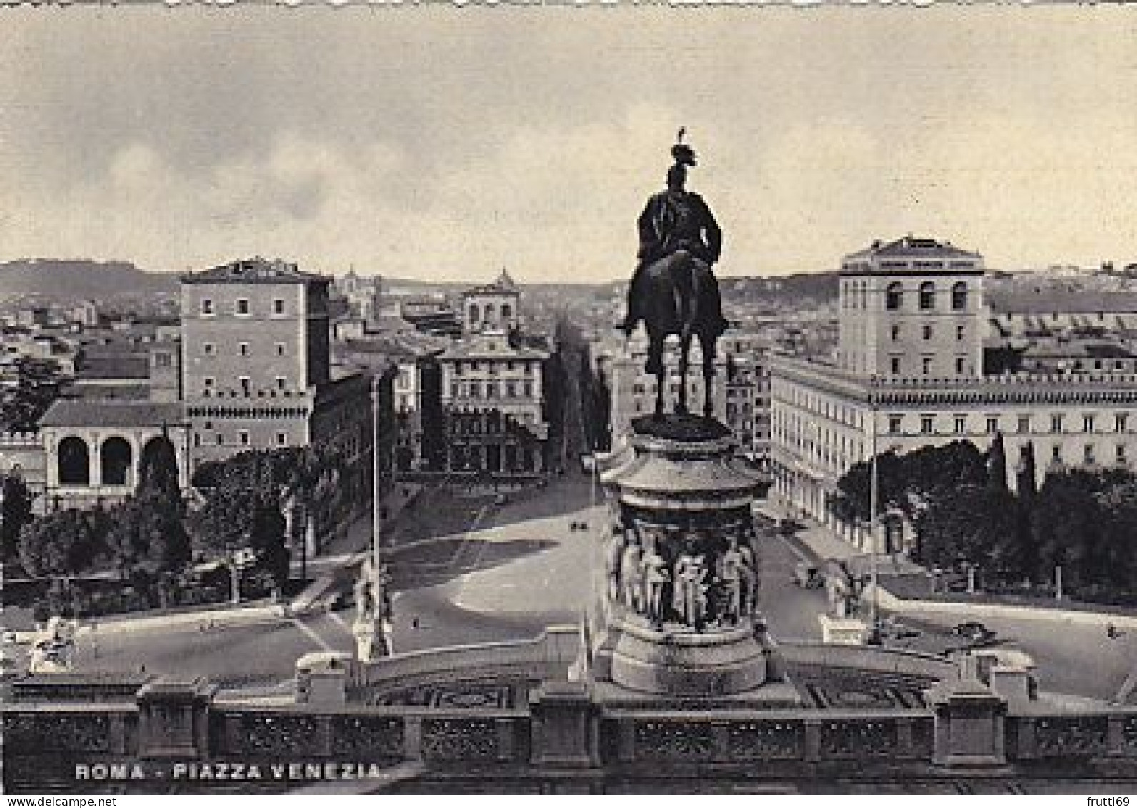 AK 216843 ITALY - Roma - Piazza Venezia - Plaatsen & Squares