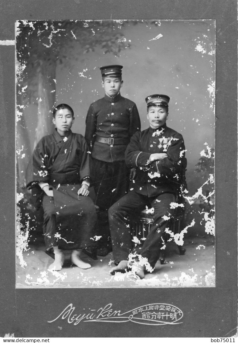 Grande Photo CDV D'un Officiers Japonais Décorer Avec Deux Jeune Garcon Posant Dans Un Studio Photo Au Japon - Antiche (ante 1900)