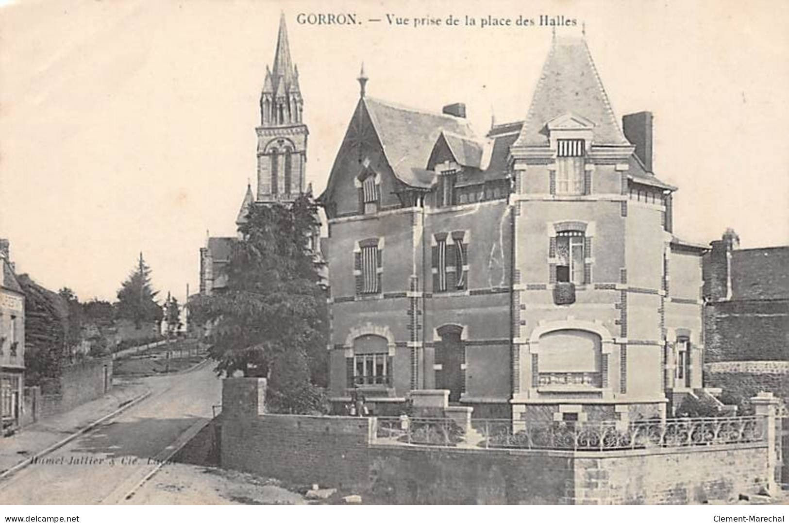 GORRON - Vue Prise De La Place Des Halles - état - Gorron