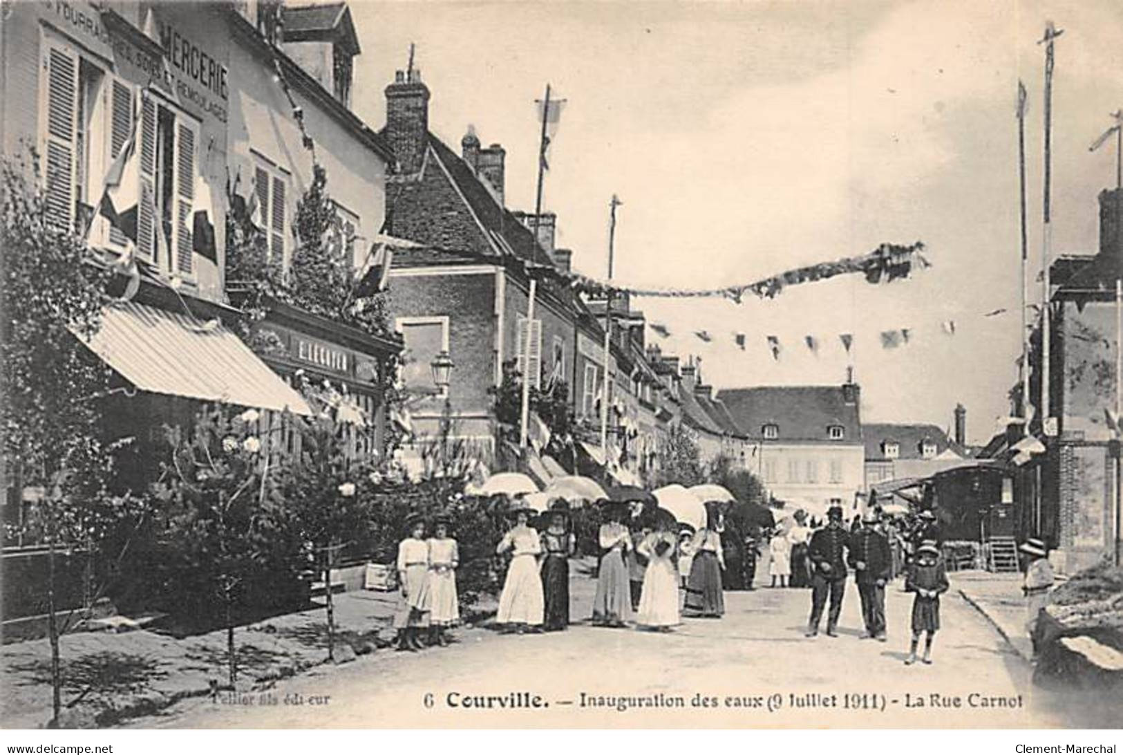 COURVILLE - Inauguration Des Eaux - 9 Juillet 1911 - La Rue Carnot - Très Bon état - Courville