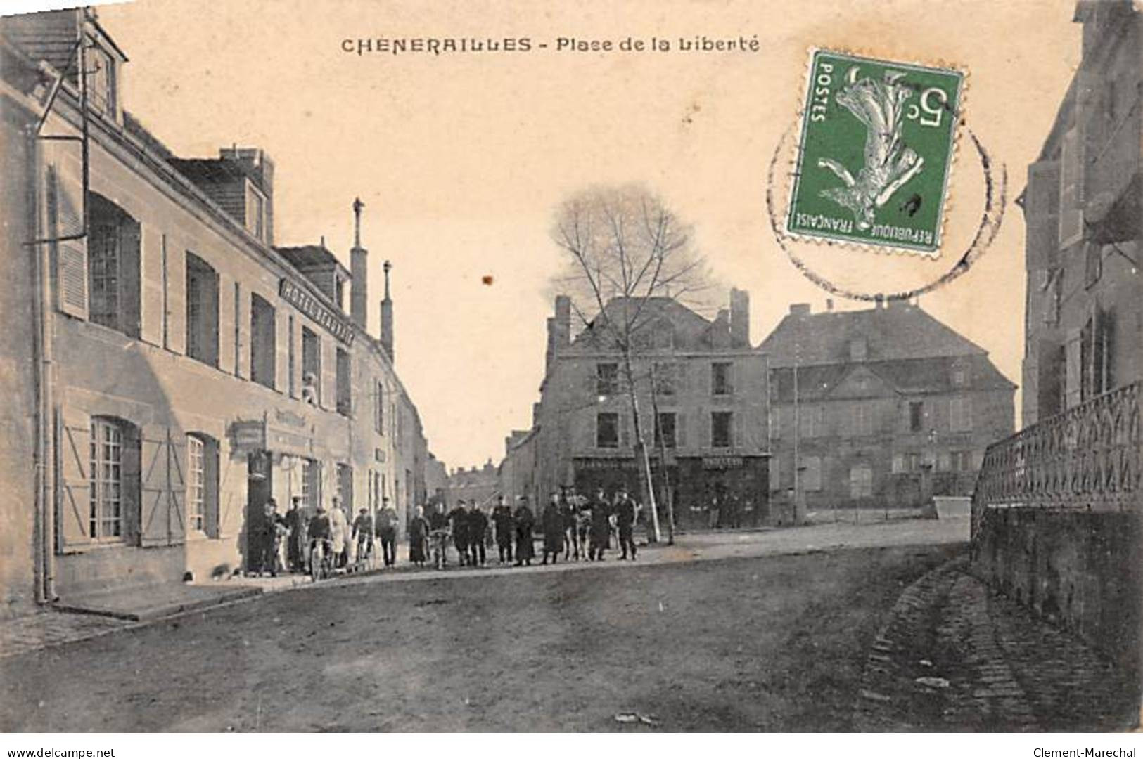 CHENERAILLES - Place De La Liberté - Très Bon état - Chenerailles