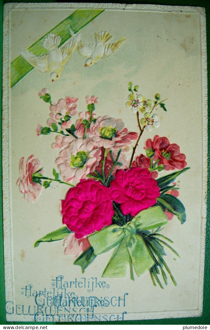 CPA .gaufrée BOUQUET DE FLEURS . 2 ROSES EN SOIE . COLOMBES .  FLOWERS . SILK . DOVE  EMBOSSED EARLY PC - Flowers