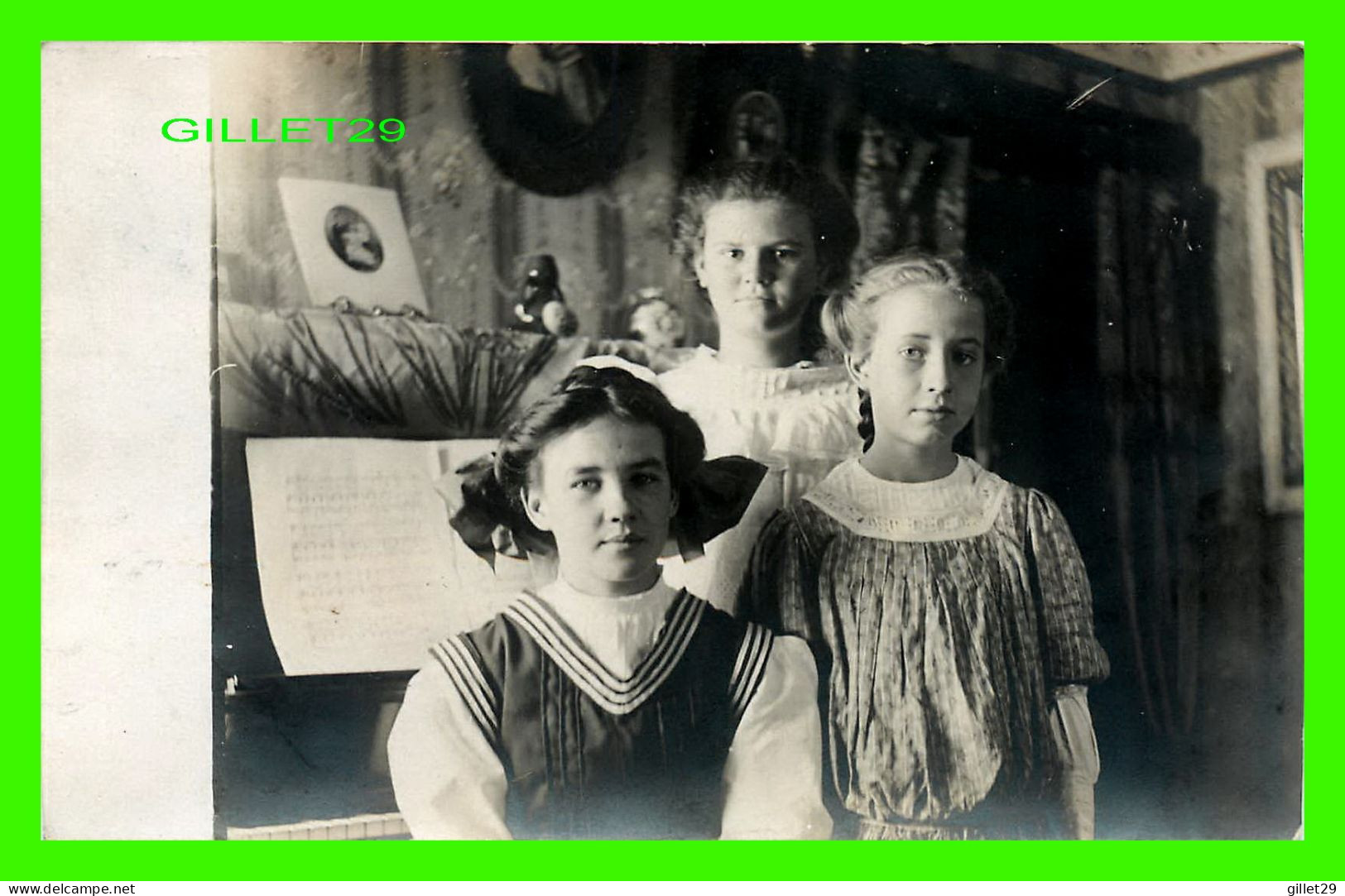 FEMME - LES 3 SŒURS DEVANT LE PIANO - CARTE PHOTO - CIRCULÉE EN 1908 - - Femmes