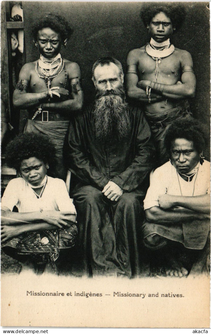 PC NEW GUINEA, MISSIONARY AND NATIVES, Vintage Postcard (b53618) - Papua New Guinea