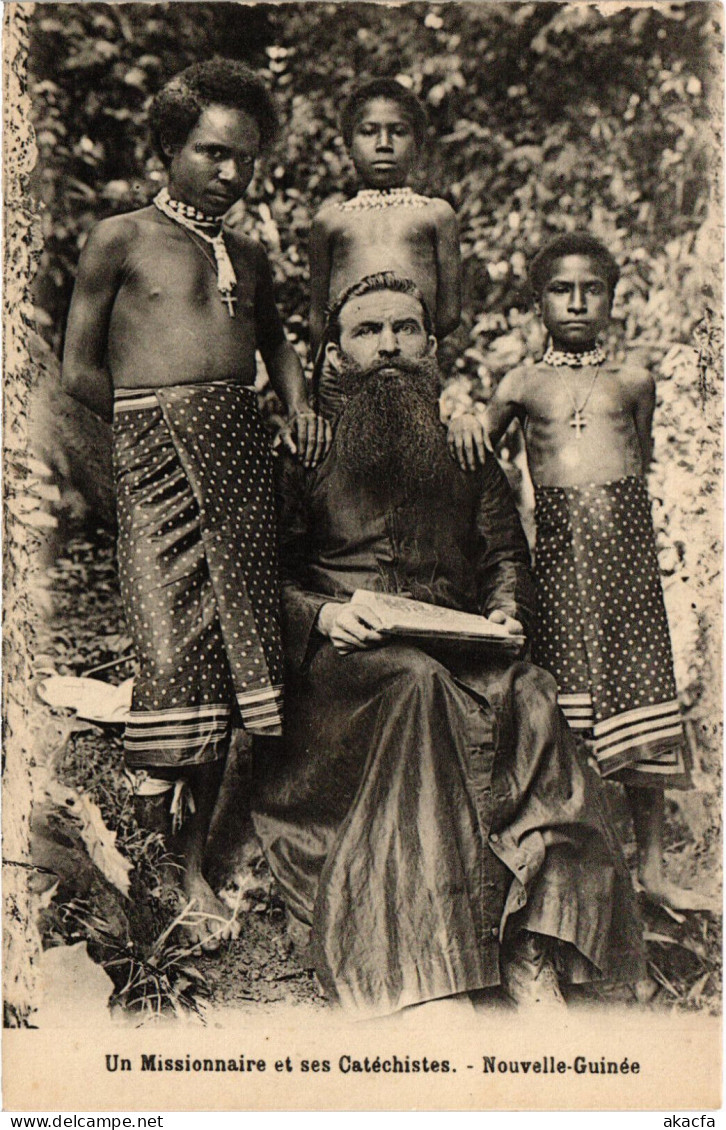 PC NEW GUINEA, UN MISSIONNAIRE ET SES CATÉCHISTES, Vintage Postcard (b53600) - Papua New Guinea